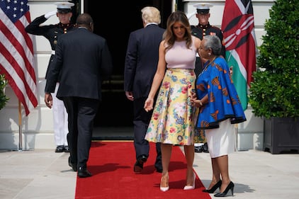 Melania Trump nell'orto con i tacchi: foto 1