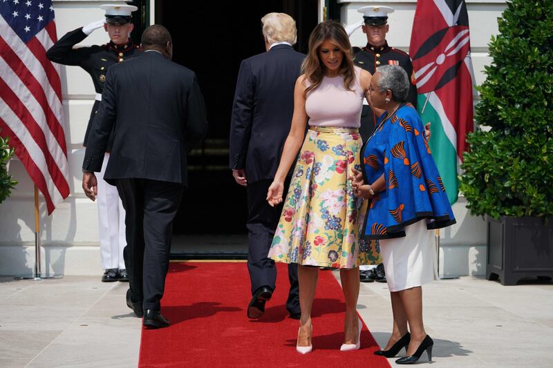 Melania Trump nell'orto con i tacchi: foto 1
