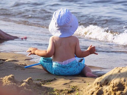 Bambini, come difenderli dalle scottature solari (e quali protezioni scegliere)