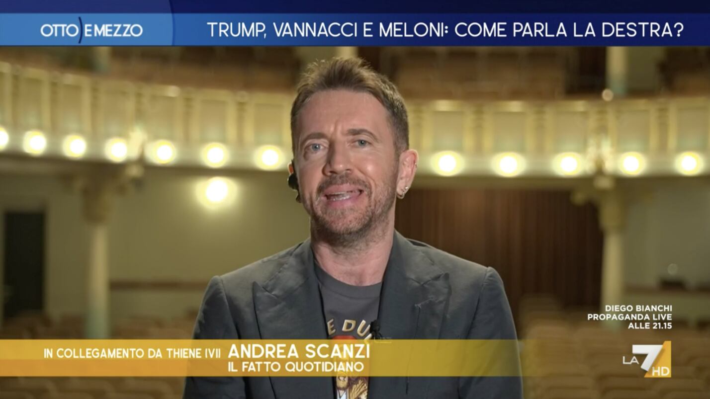 "Con quella camminata alla John Wayne...”. Scanzi insulta la Meloni