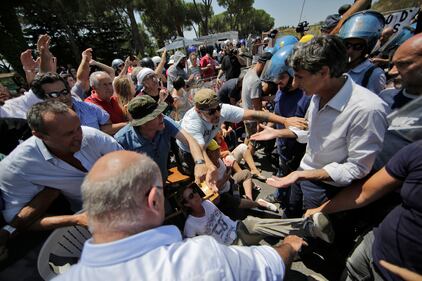 Blocchi contro i profughi, tensione con la polizia 2
