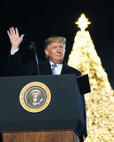 Trump accende albero di Natale alla Casa Bianca insieme a Melania 4