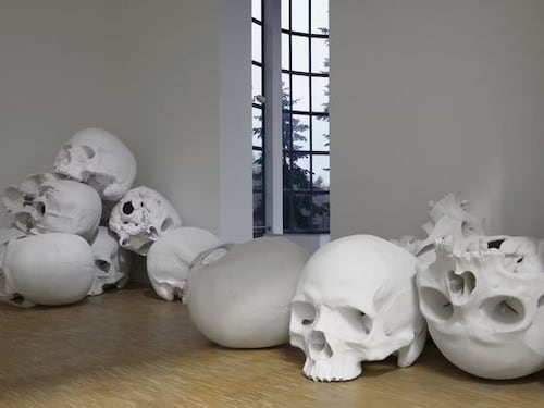 Teschi, cani e neonati: alla Triennale in mostra l'iperrealismo di Mueck