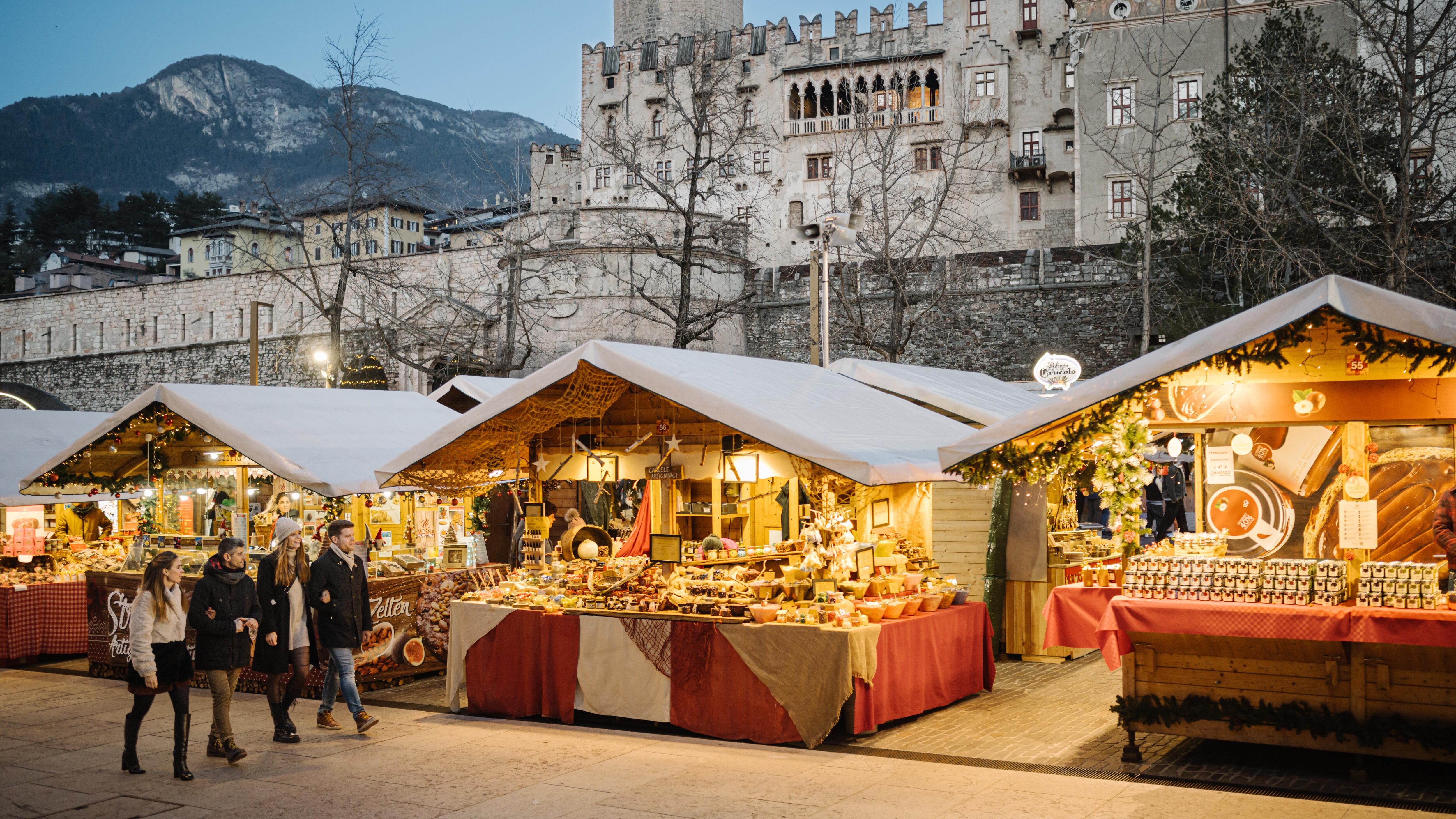 A Trento si accendono le luci e diventa la "Città del Natale"