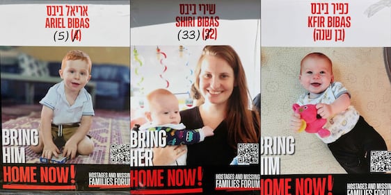 Hamas e il palco dell'orrore: esposte le bare dei 4 ostaggi morti 5