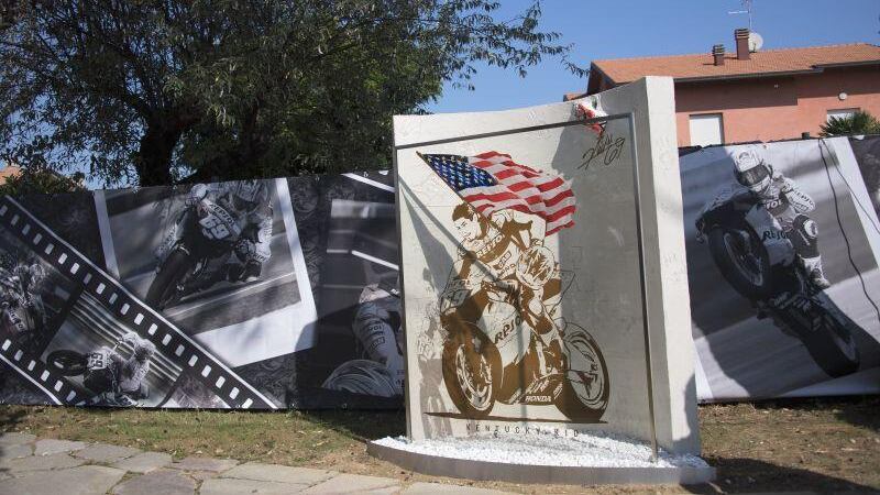 MotoGp, commozione a Misano: inaugurato monumento per Hayden