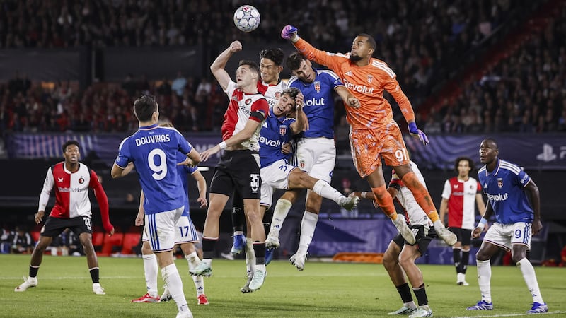 Champions, il Como reagisce troppo tardi: il Feyenoord vince 3-2