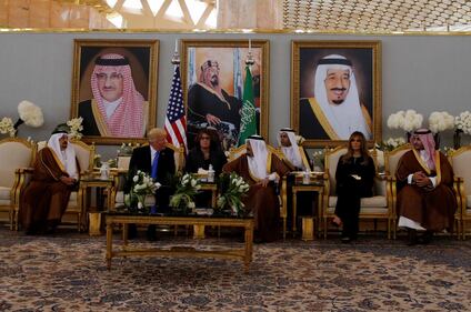 Melania Trump in Arabia Saudita senza il velo islamico 1