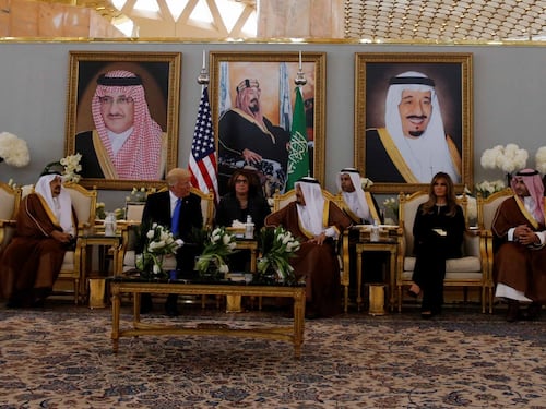 Melania Trump in Arabia Saudita senza il velo islamico