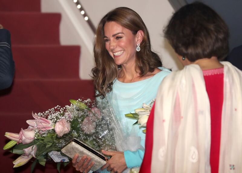Kate e William sbarcano in Pakistan, la Duchessa incanta 7
