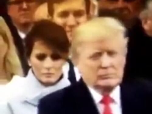 Trump le dice qualcosa, Melania non sorride più. E il video diventa virale