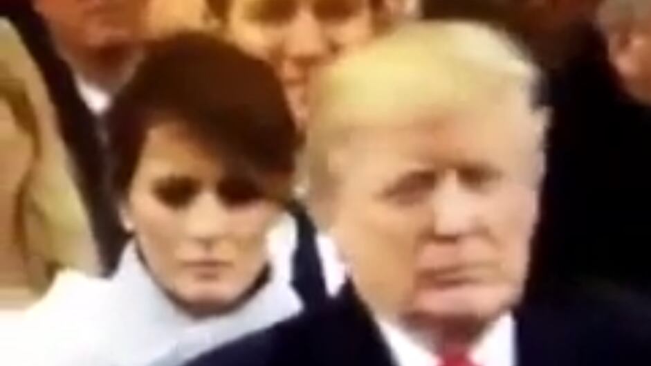 Trump le dice qualcosa, Melania non sorride più. E il video diventa virale
