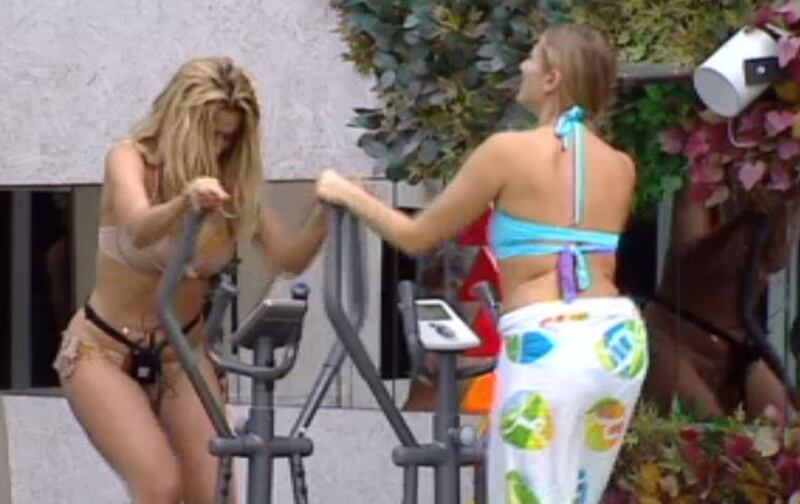 Pamela Prati e Valeria Marini: amiche sexy al Grande Fratello Vip 21