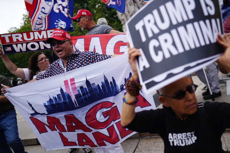 Sostenitori di Trump davanti al tribunale