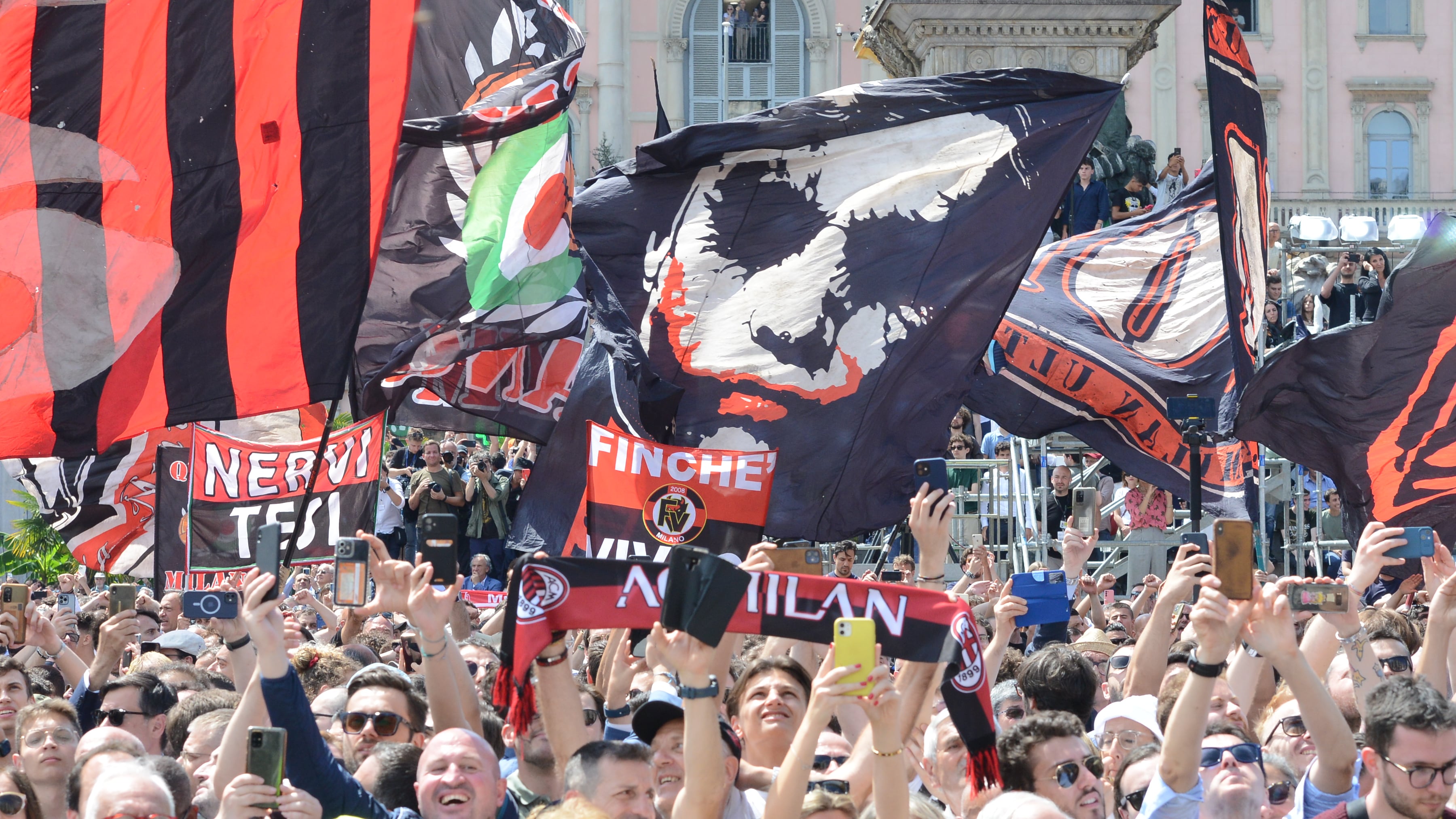 "Un presidente, c'è solo un presidente". Cori da stadio rossoneri per l'ultimo saluto al Cavaliere