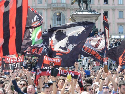 "Un presidente, c'è solo un presidente". Cori da stadio rossoneri per l'ultimo saluto al Cavaliere