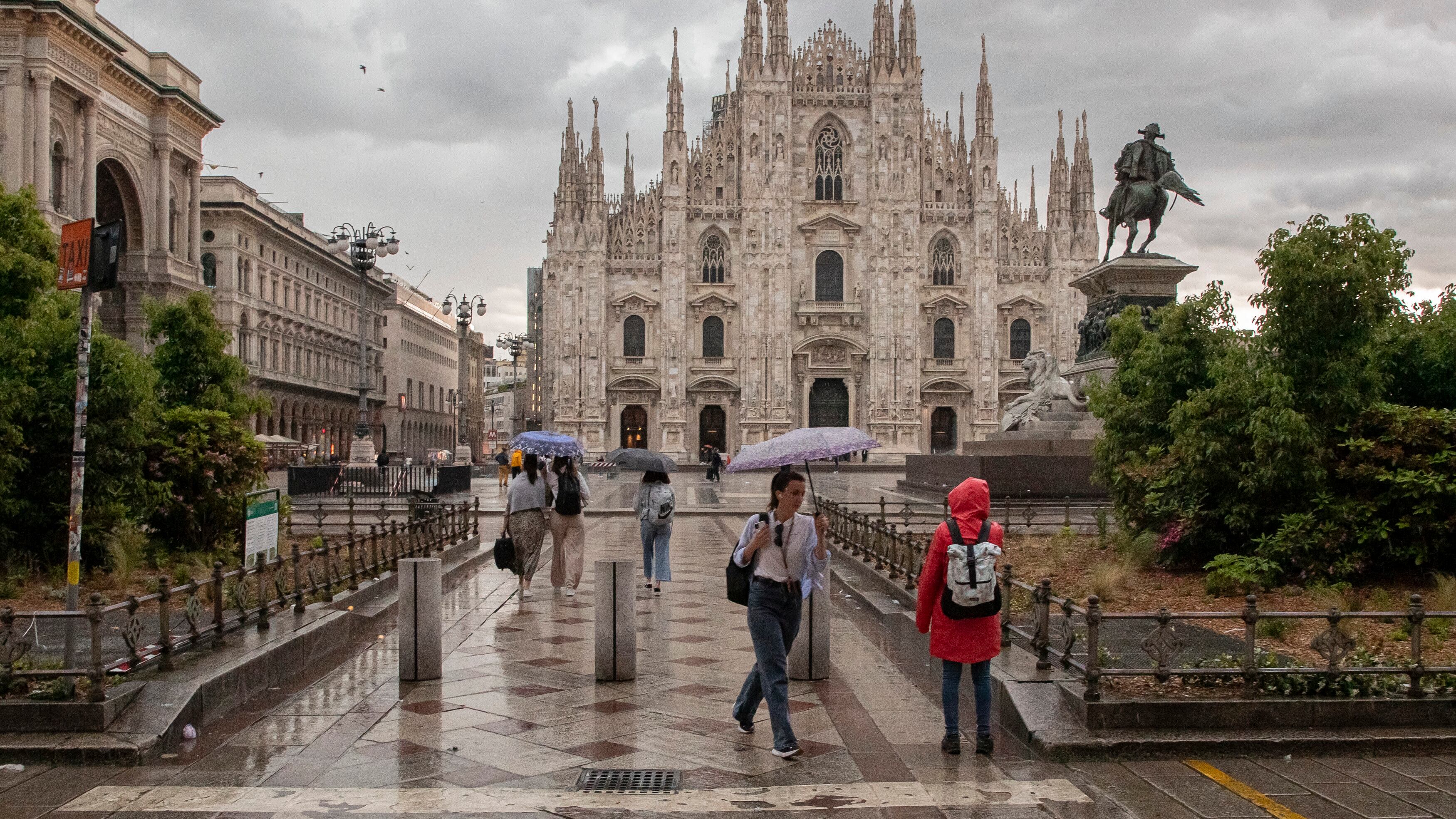 Forte maltempo al Nord: temporali e grandinate a Milano, bomba d'acqua su Torino