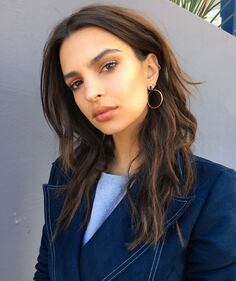 Emily Ratajkowski sexy in top di pizzo 12
