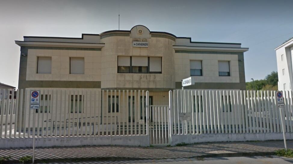 Villorba, ladro sfonda vetro auto e picchia bimbo per rubare borsa