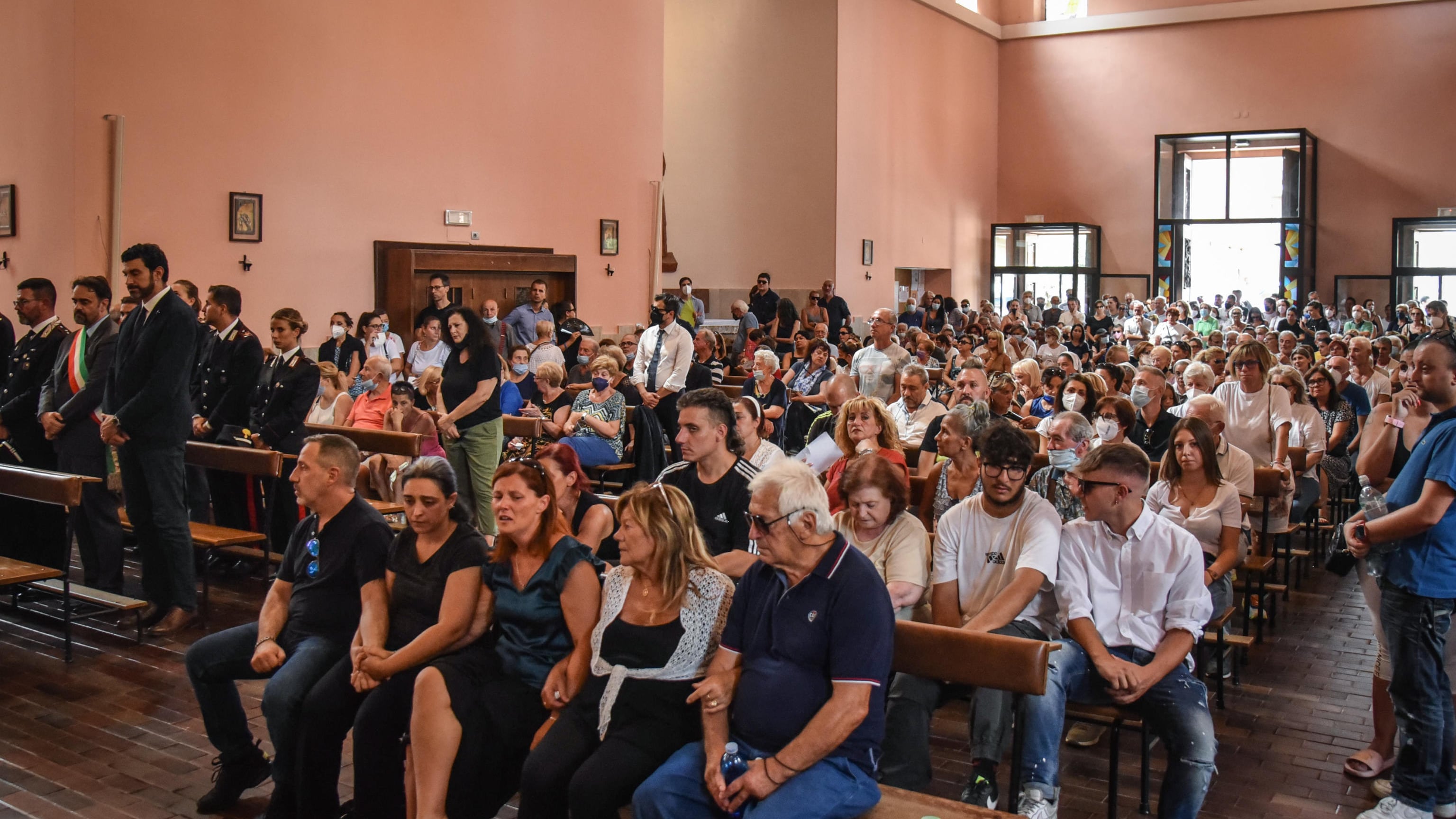 Addio alla piccola Diana fra rabbia e dolore "Abbandonati da tutti"