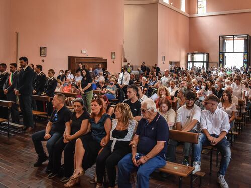 Addio alla piccola Diana fra rabbia e dolore "Abbandonati da tutti"