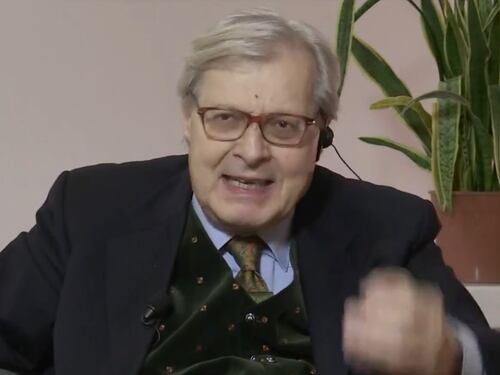 "Non è vero...". Sgarbi e l'sms di Meloni che sbugiarda Macron