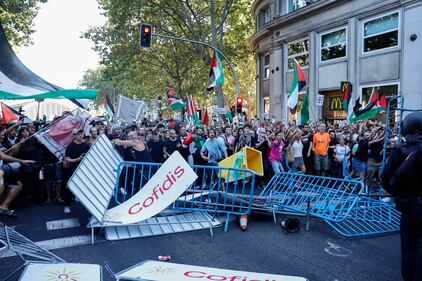 Proteste pro Palestina alla Vuelta, tensioni e cariche: ecco le immagini degli scontri di Madrid 5