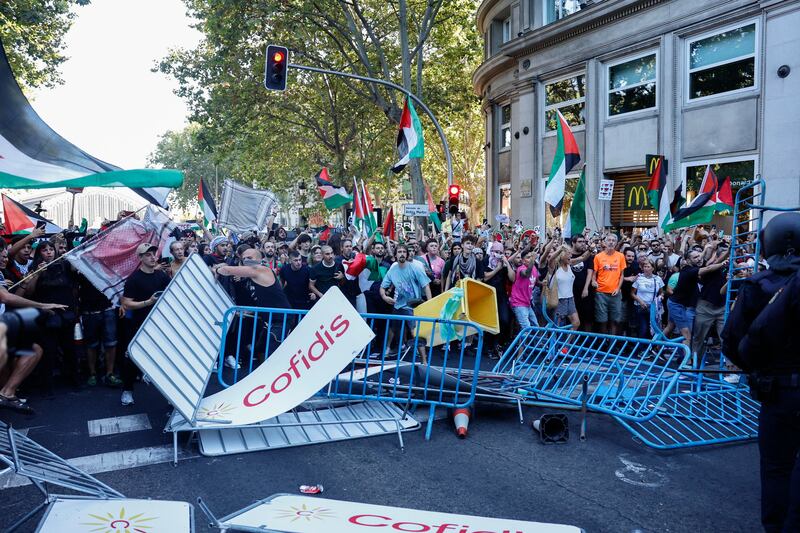 Proteste pro Palestina alla Vuelta, tensioni e cariche: ecco le immagini degli scontri di Madrid 5