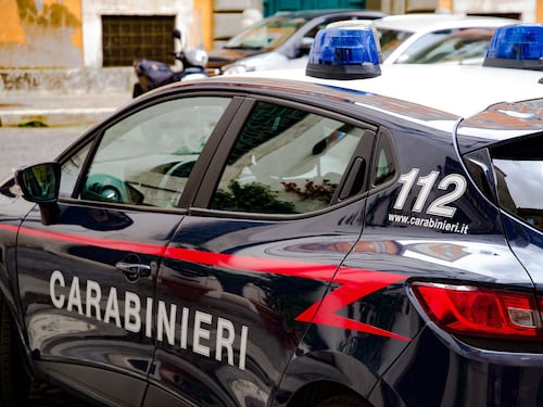 Prima il litigio, poi si getta con la moglie in macchina nel canale. Lui, in fuga, era stato arrestato ieri per resistenza a pubblico ufficiale