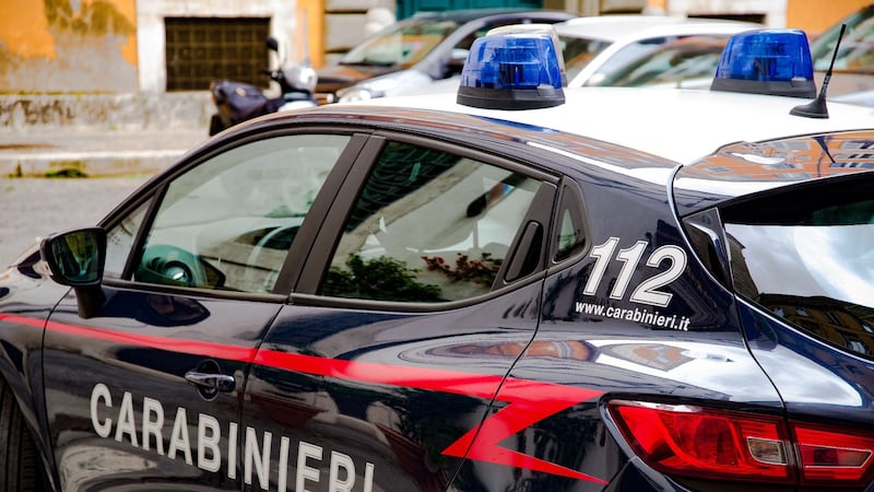 Sparati pallini di plastica con arma ad aria compressa da una finestra: una 50enne colpita al braccio