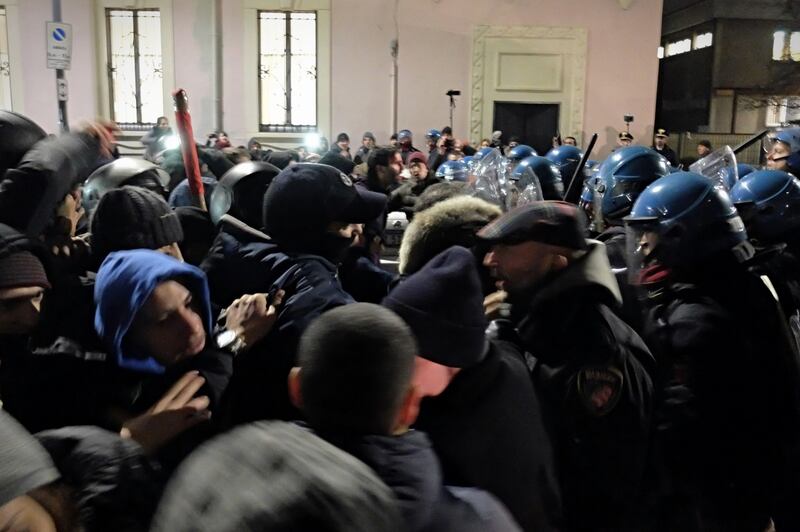Milano, tensioni al convegno sulle foibe 4