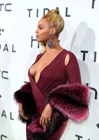 Beyoncé Knowles, seno in vista e scollo mozzafiato a New York 40