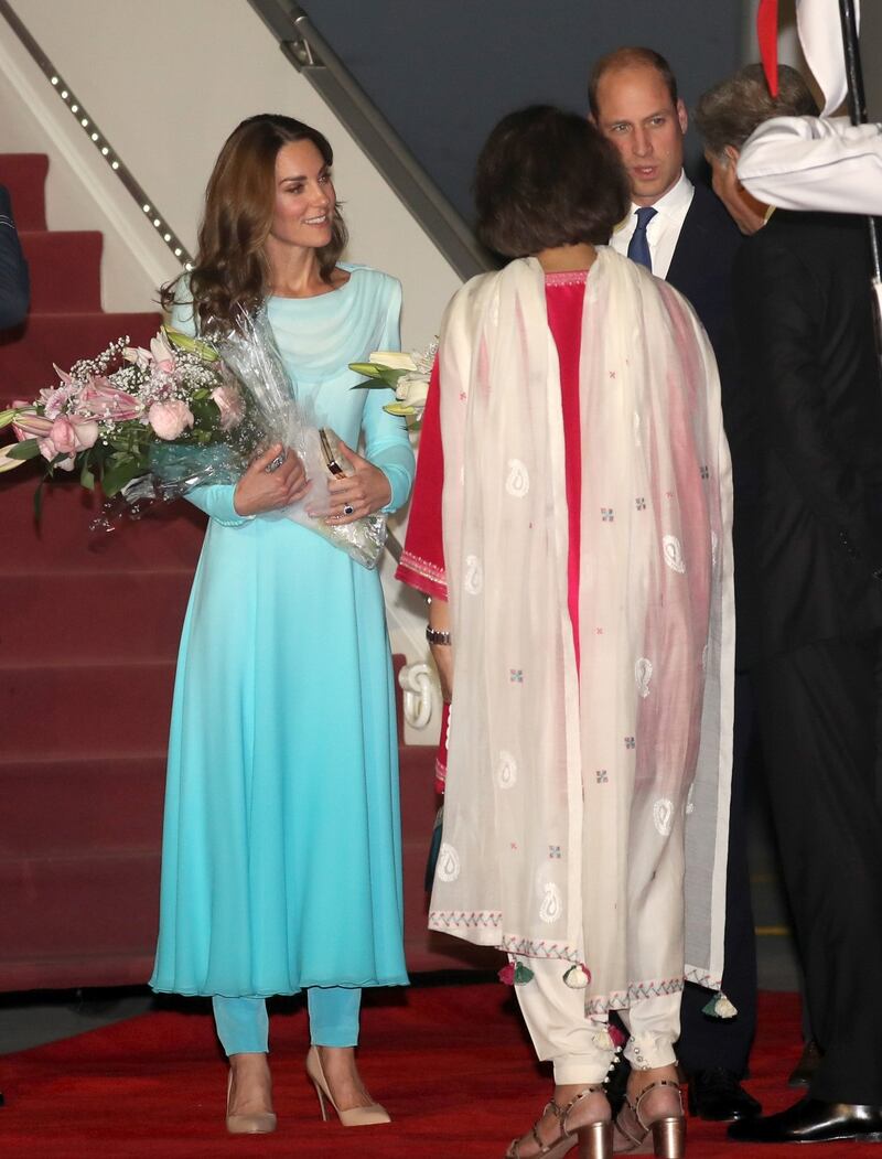 Kate e William sbarcano in Pakistan, la Duchessa incanta 3
