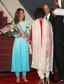 Kate e William sbarcano in Pakistan, la Duchessa incanta 3