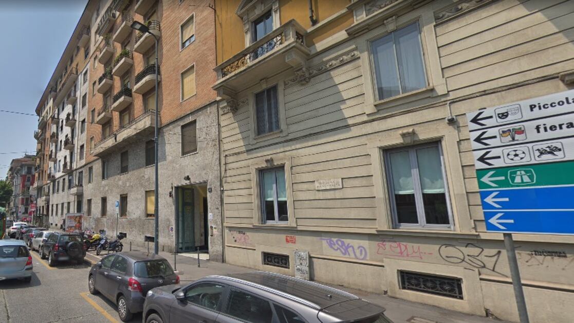 Milano, si lancia da ottavo piano con figlia: la lettera d'addio