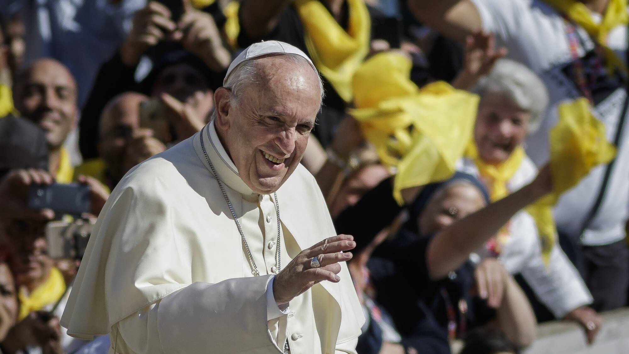 Un fucile in regalo al Papa "Era sorpreso ma curioso"