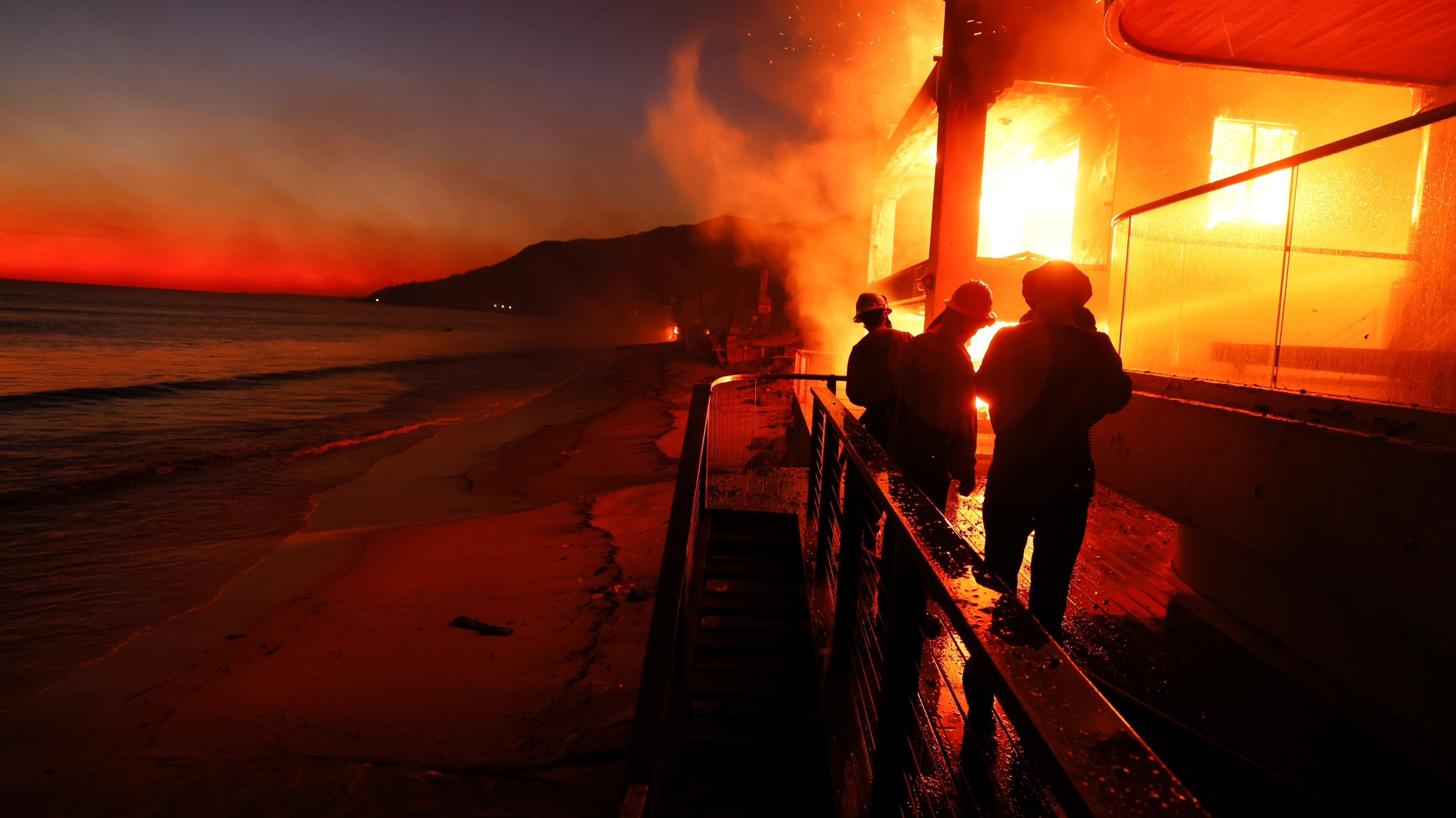 Inferno a Los Angeles, almeno 5 morti: "Gli incendi più devastanti della storia"