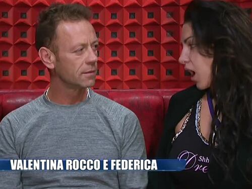 "Sesso e spogliarelli in diretta". Ora vogliono oscurare il Grande fratello