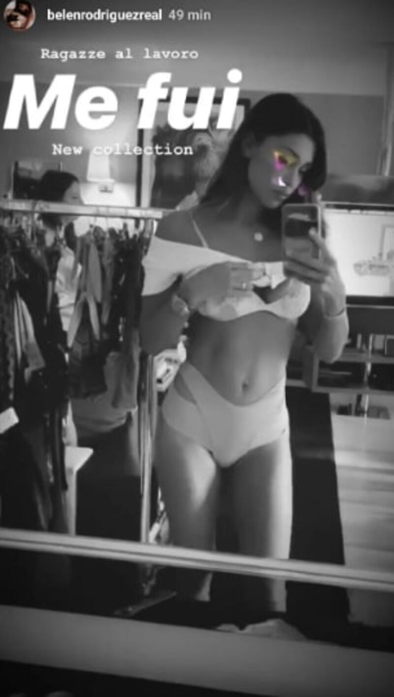Belen Rodriguez, il costume è troppo sgambato