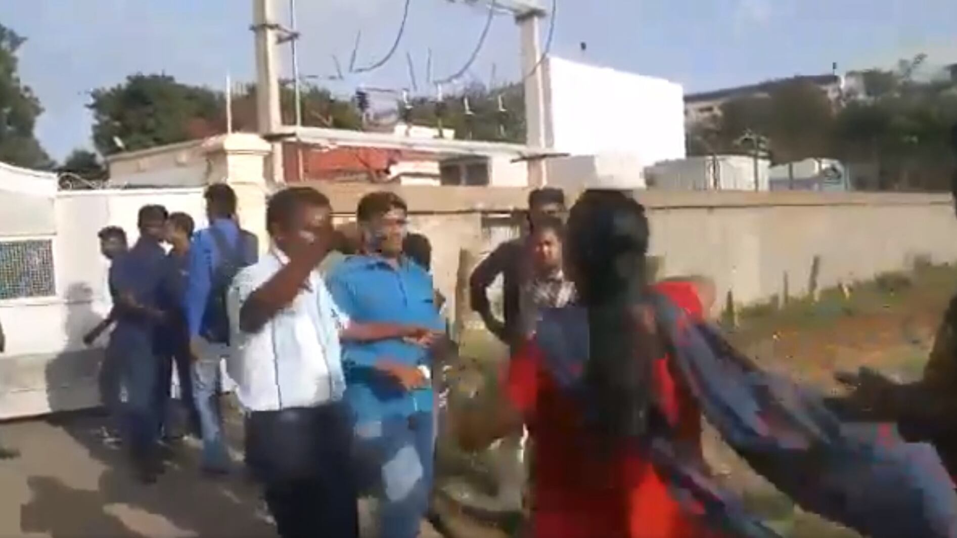India, Dinesh cerca la terza moglie ma le altre due lo aggrediscono