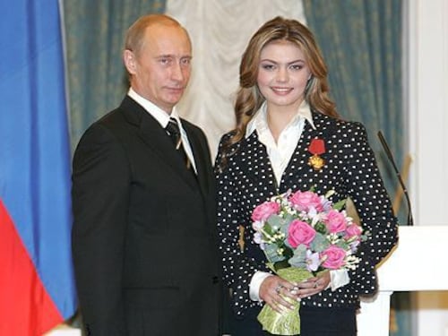 Stop sulle sanzioni all'amante di Putin. Washington teme vendette dallo Zar. E lei riappare in tv