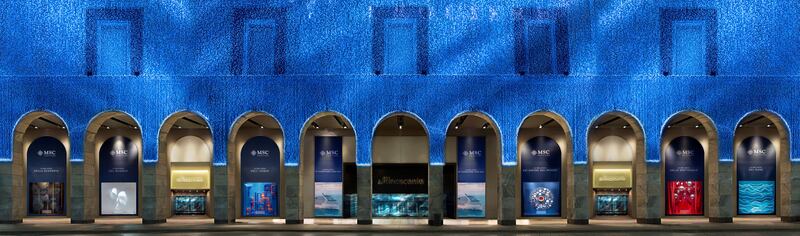 Le varie installazioni dedicate nelle vetrine della Rinascente a Milano
