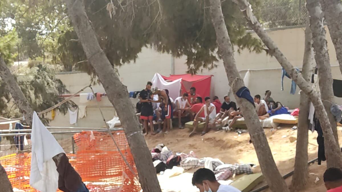 Mille migranti in 24 ore. E il mare ci porta anche i positivi al Covid
