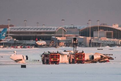 Le immagini choc dell'aereo capovolto sulla pista d'atterraggio a Toronto 11