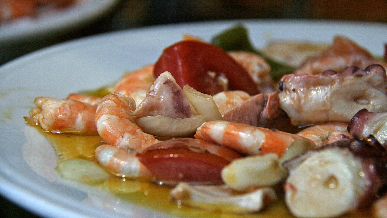 Allarme listeria, Lidl e Aldi ritirano queste insalate di mare dai supermercati: i lotti a rischio