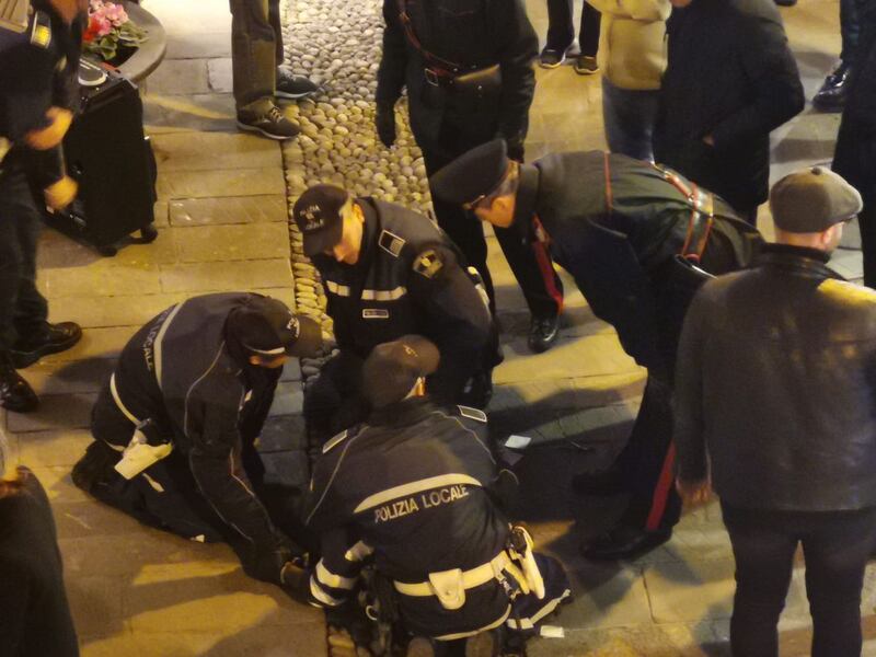 Africano reagisce al controllo: 4 agenti non riescono a fermarlo 7