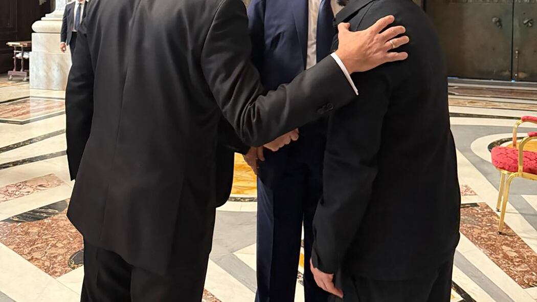 Macron preso in contropiede. I riflettori non sono per lui