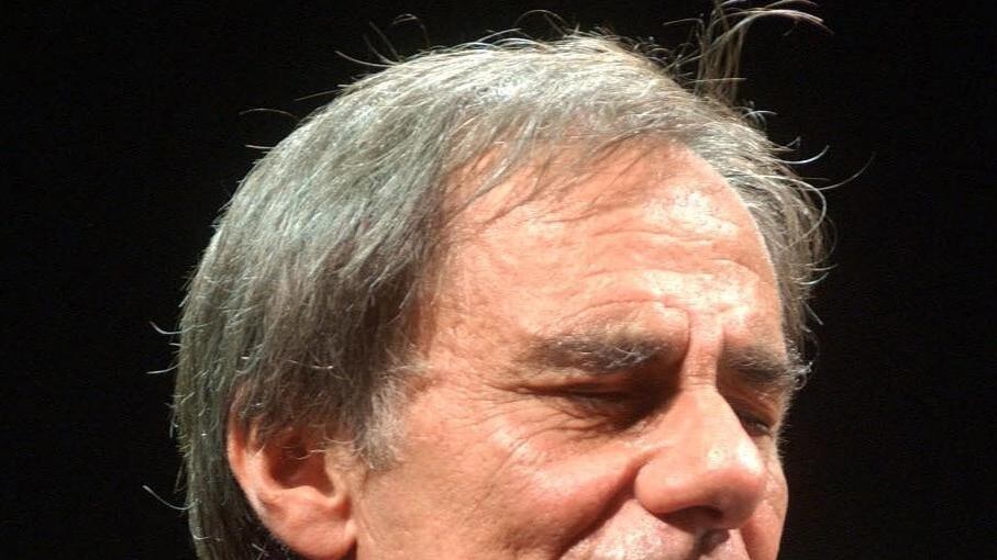 Vecchioni canta Bella ciao e fa comizio pro migranti (ma il pubblico lo fischia)