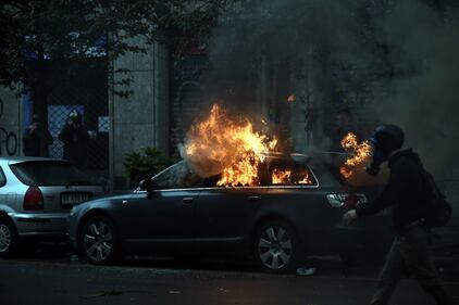 Così i black bloc bruciano la città 3