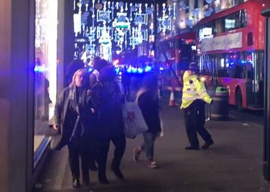 Londra, scatta l'allarme a Oxford Street: paura tra la gente 12
